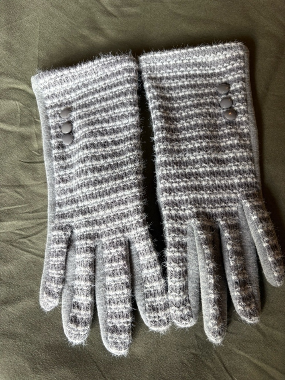 Source Unknown Light Gray Fuzzy Knit Women's Gloves with Button Accent